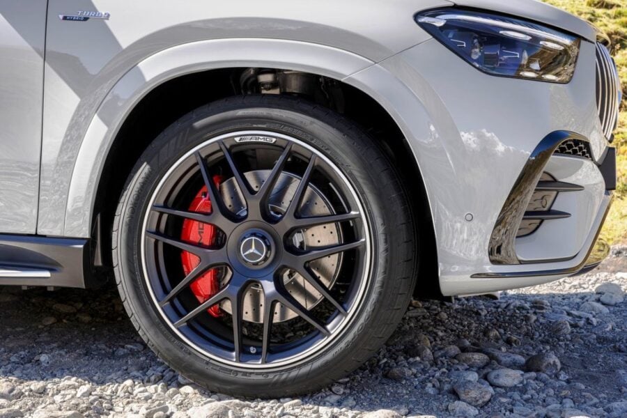 The new "hot" Mercedes-AMG GLE 53 Hybrid crossover combines power and electric traction