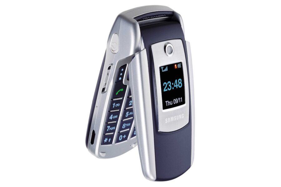 Galaxy Flip5 Retro honors the memory of the legendary Samsung SGH-E700