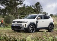 New Dacia Duster crossover: larger dimensions, hybrid motors, all-wheel drive