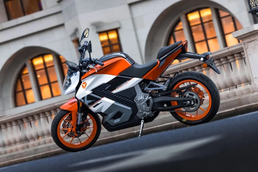 Yadea introduced an electric motorcycle that charges in 10 minutes