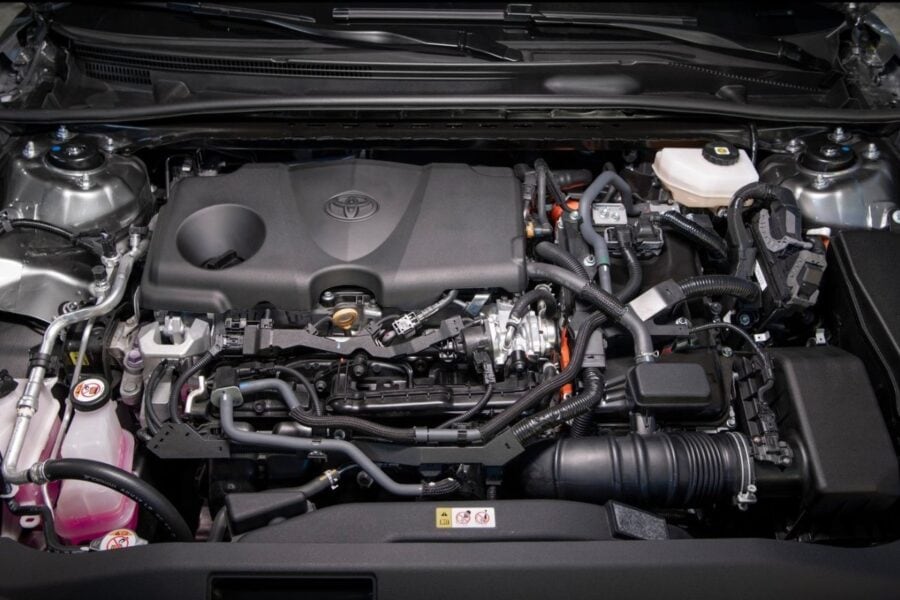 Зустрічаємо новинку Toyota Camry: лише гібрид, повний привод, сучасний салон