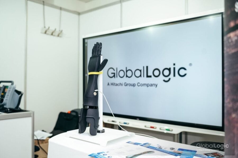 Українські інженери GlobalLogic розробили софт до біонічного протезу та отримали за це нагороду в Лондоні