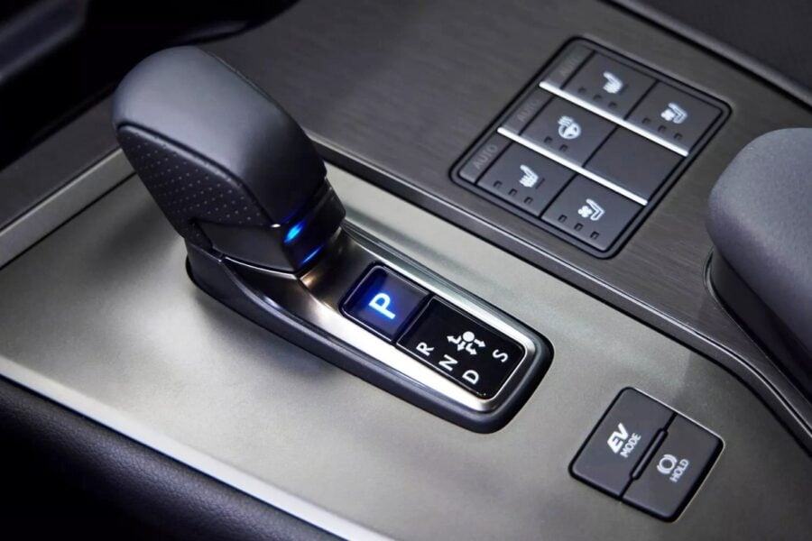 Оновлення Lexus UX принесло йому новий гібрид та більше потужності