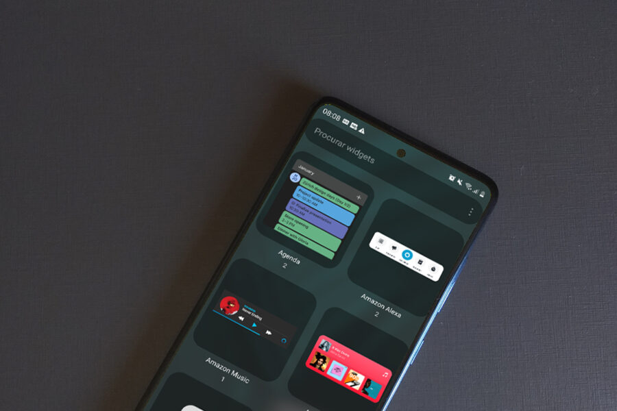 Android 15 may bring widgets back to the lock screen