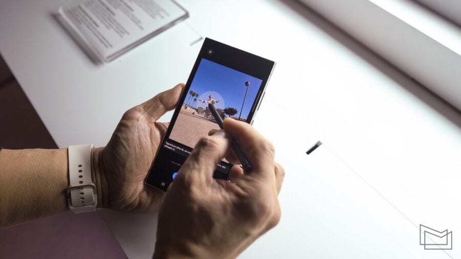 Samsung Galaxy S24 Ultra проти iPhone 15 Pro Max: порівняння на цей раз титанових флагманів