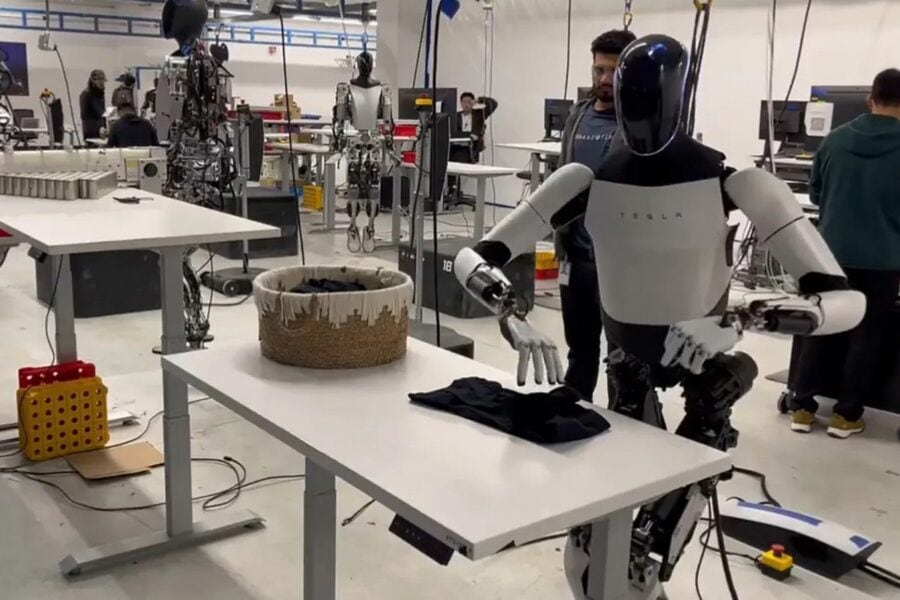 Людиноподібний робот Optimus навчився складати одяг, але робить це не автономно