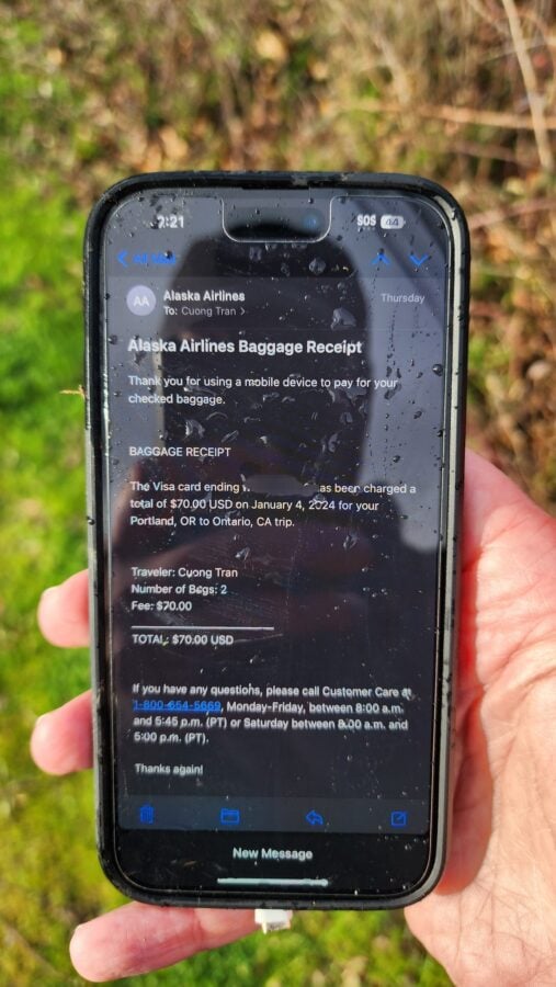iPhone випав із літака Alaska Airlines на висоті 5 км. Але він досі працює