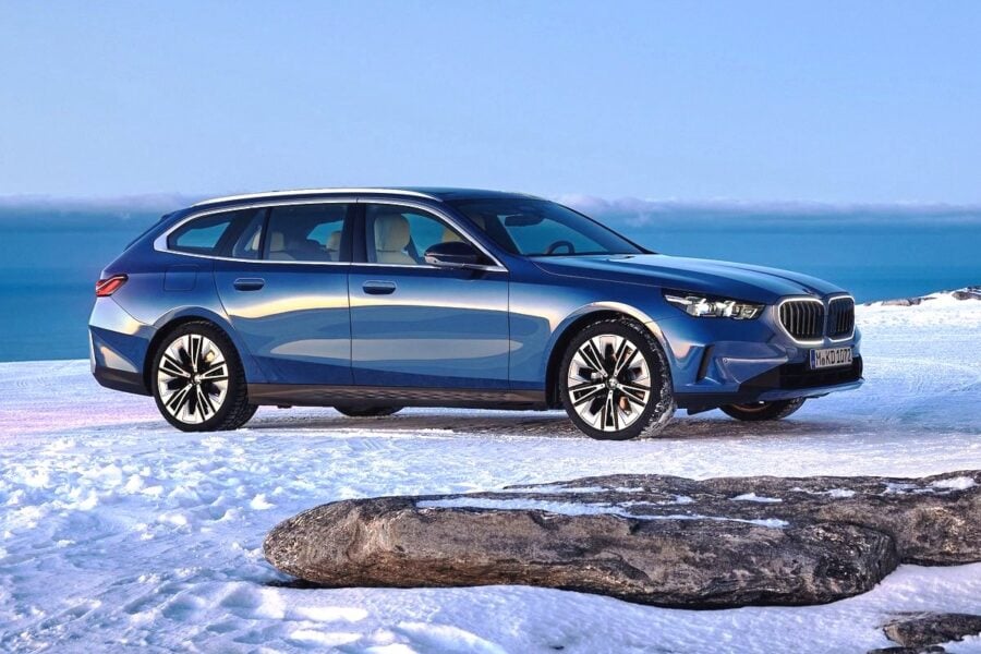 Right on schedule: the BMW 5 Series Touring and BMW i5 Touring are unveiled