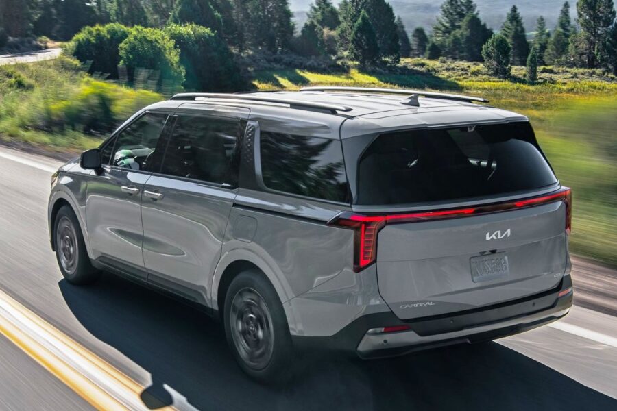 Updated KIA Carnival minivan - now in the style of crossovers
