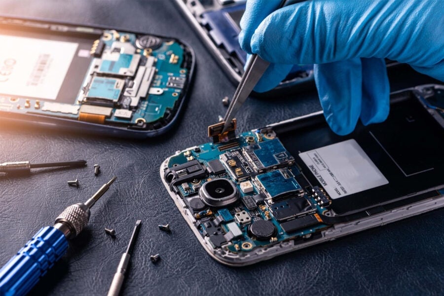The right to repair: in the EU, companies must extend the warranty on smartphones and other equipment for another year after repair