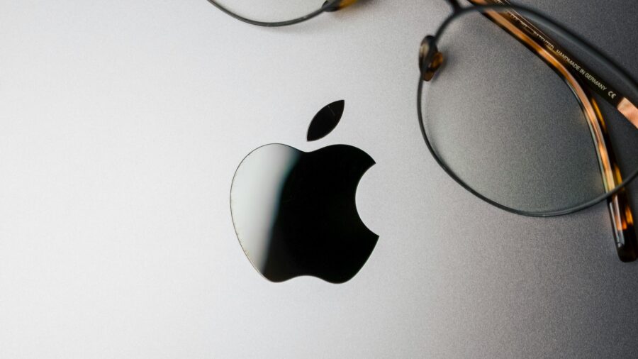 Серед продуктів, над якими розмірковують в Apple, є «розумні» окуляри, фітнес-кільце та навіть AirPods з камерами — Гурман