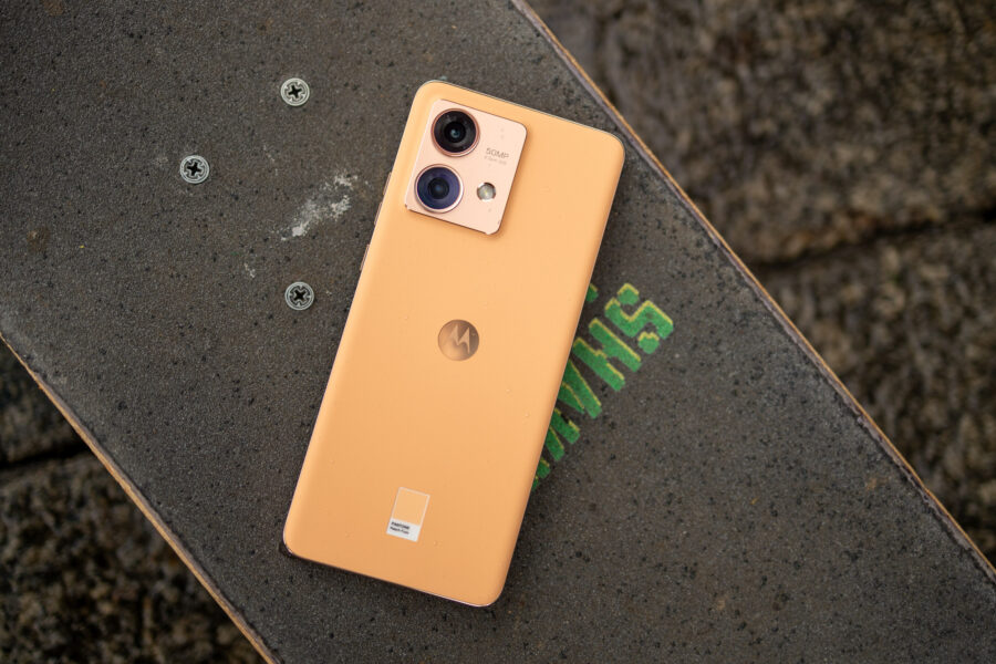 Кохання з першого погляду - смартфони Motorola Razr 40 Ultra та Edge 40 Neo у кольорі Peach Fuzz