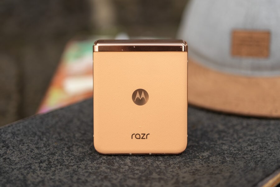 Кохання з першого погляду - смартфони Motorola Razr 40 Ultra та Edge 40 Neo у кольорі Peach Fuzz