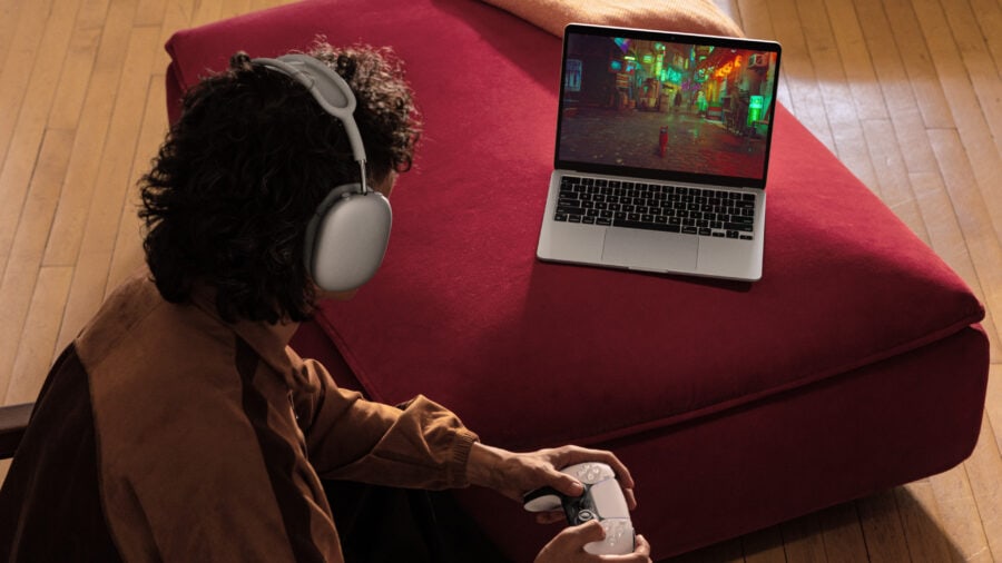 Apple-MacBook-Air-lifestyle-gaming-240304