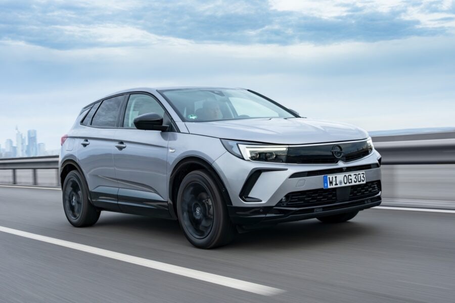 Opel Grandland crossover now with a turbo-hybrid engine