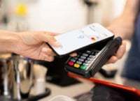 Дедалі більше українців оплачують покупки безконтактно цифровою карткою – дослідження Mastercard