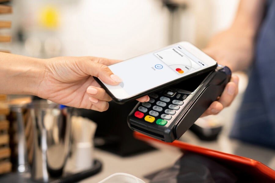 Дедалі більше українців оплачують покупки безконтактно цифровою карткою – дослідження Mastercard