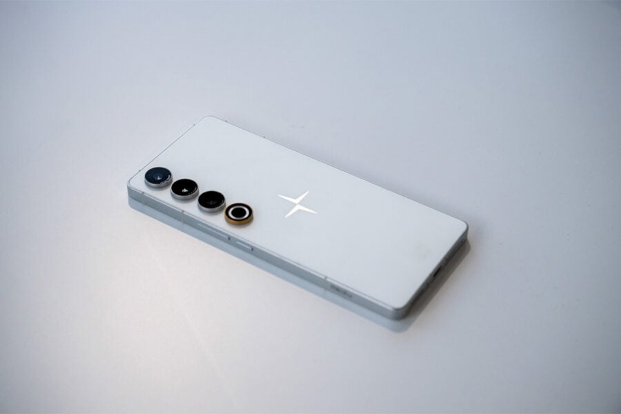 Виробник електромобілів Polestar представив свій перший смартфон