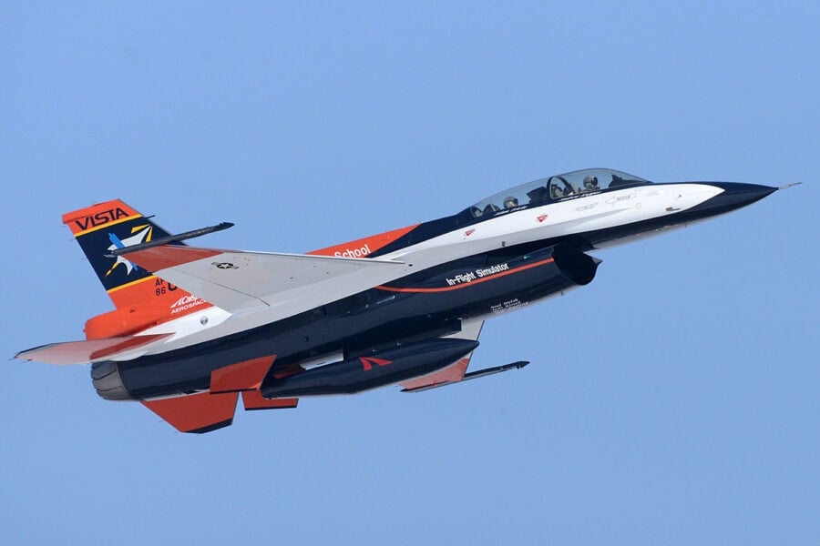 Пілотований штучним інтелектом F-16 зійшовся в тренувальному двобої з людиною