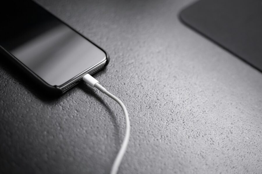 How to charge your smartphone: rules that not everyone knows about