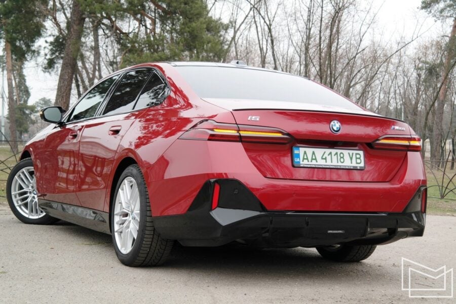 Тест-драйв BMW i5 M60: для прихильників традицій, для фанатів інновацій