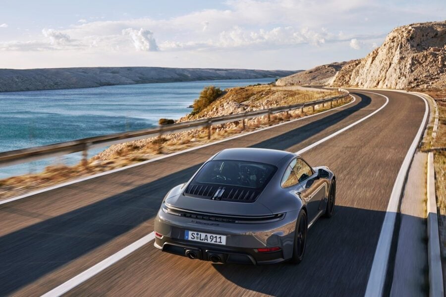 Дебют Porsche 911 Carrera GTS T-Hybrid: легенда вперше стала гібридною