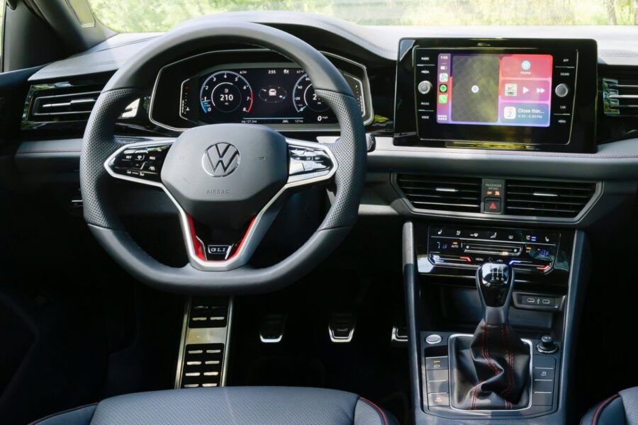 Оновлення седану Volkswagen Jetta: нові фари та ліхтарі, більш сучасний салон, незмінна спорт-версія GLI