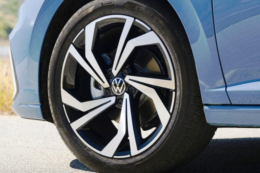 Оновлення седану Volkswagen Jetta: нові фари та ліхтарі, більш сучасний салон, незмінна спорт-версія GLI